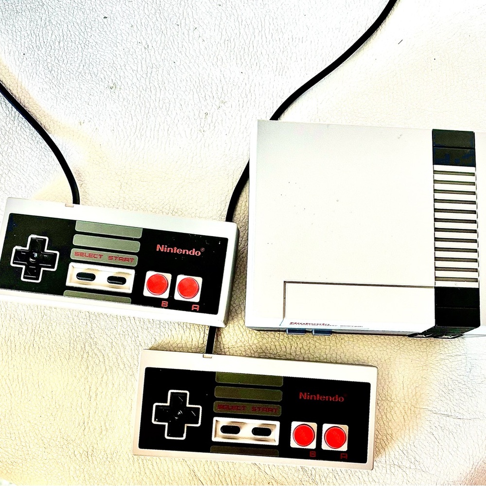 Mini Nintendo Entertainment System - Console w/ Classic Controllers